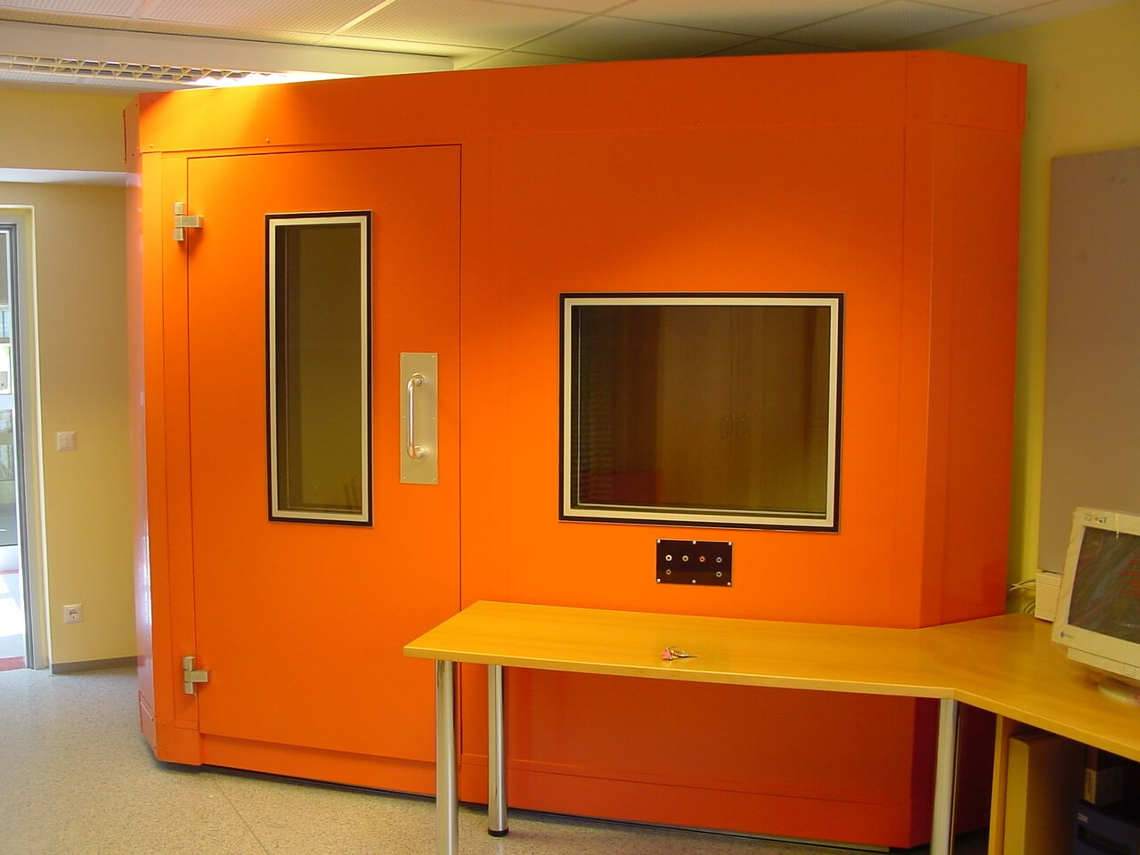 trekantigt orange audiometrirum i hörnet av rummet