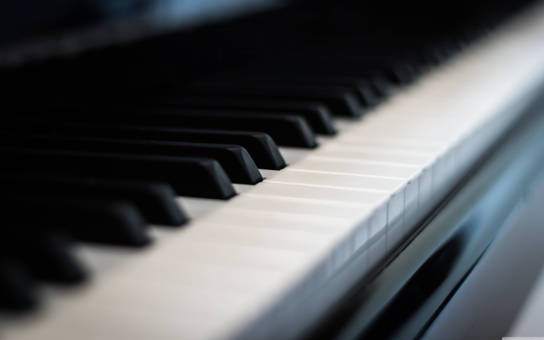 Piano i närbild i Repetitionslokal