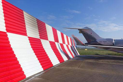 Krökta Jet Blast Barrier ändrar riktningen på utblåset från en jetmotor