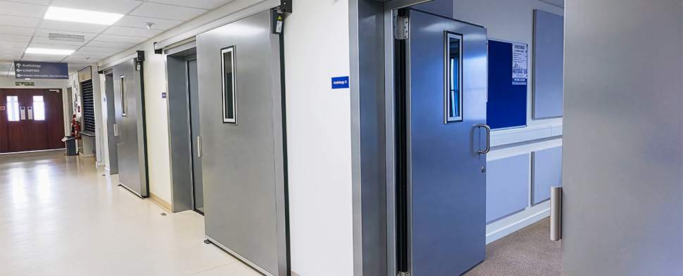 Ljudisolerade svängdörrar med en extra insatt ljudisolerad skjutdörr framför