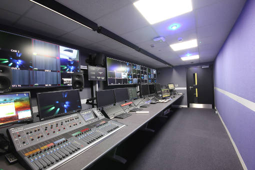 rum med kontrollpaneler för TV- och ljudproduktion