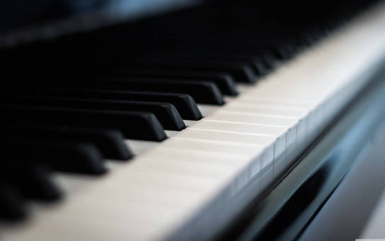 Piano i närbild i Repetitionslokal