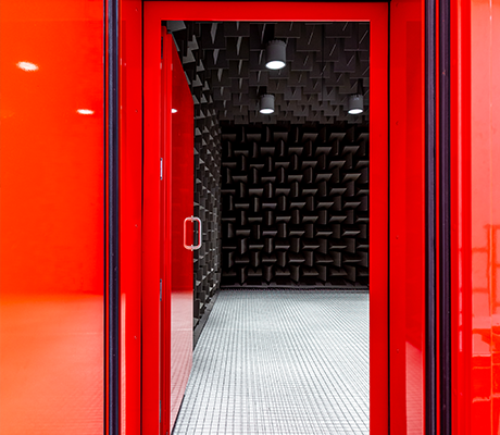 Öppna Noise-Lock ljuddörrar ger tillgång till det nya Anechoic Chamber.